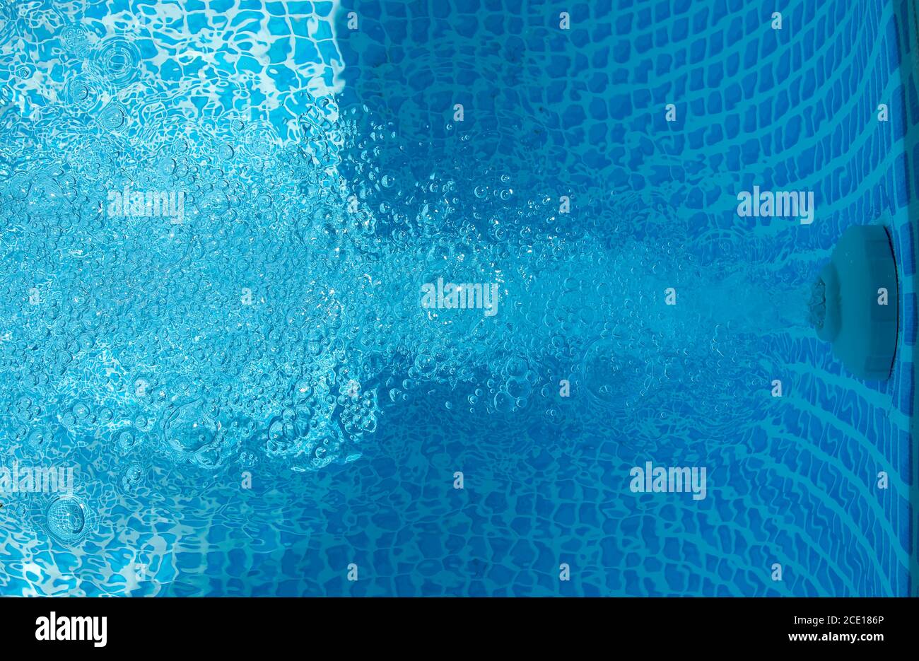 agua transparente en la piscina - salida visible de agua filtrada y aireada Foto de stock