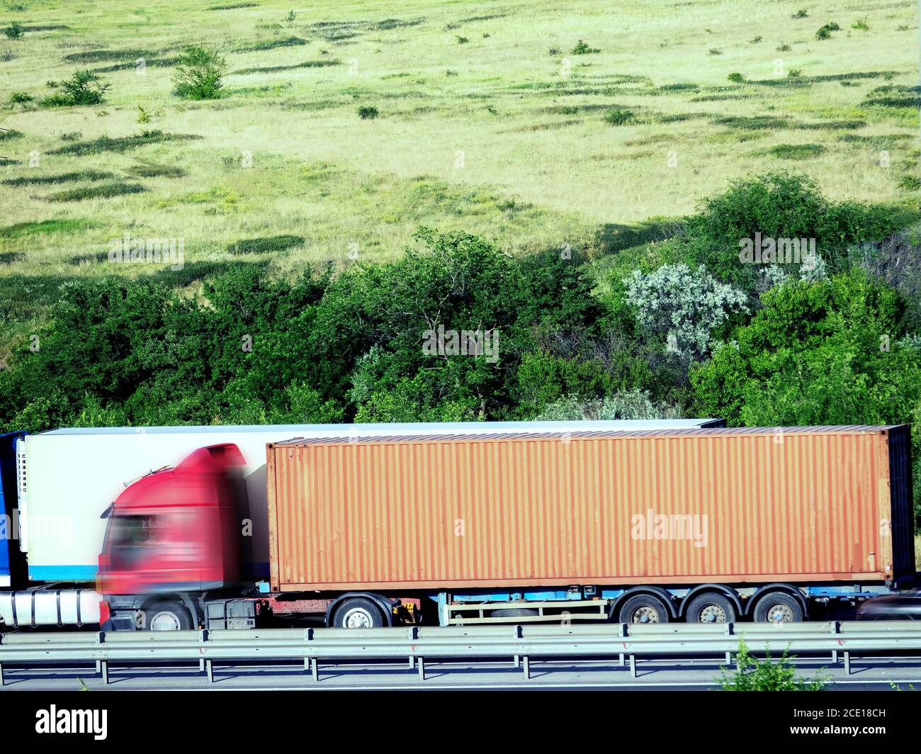 Desdibujado irreconocible transporte de camiones en carretera. Foto de stock