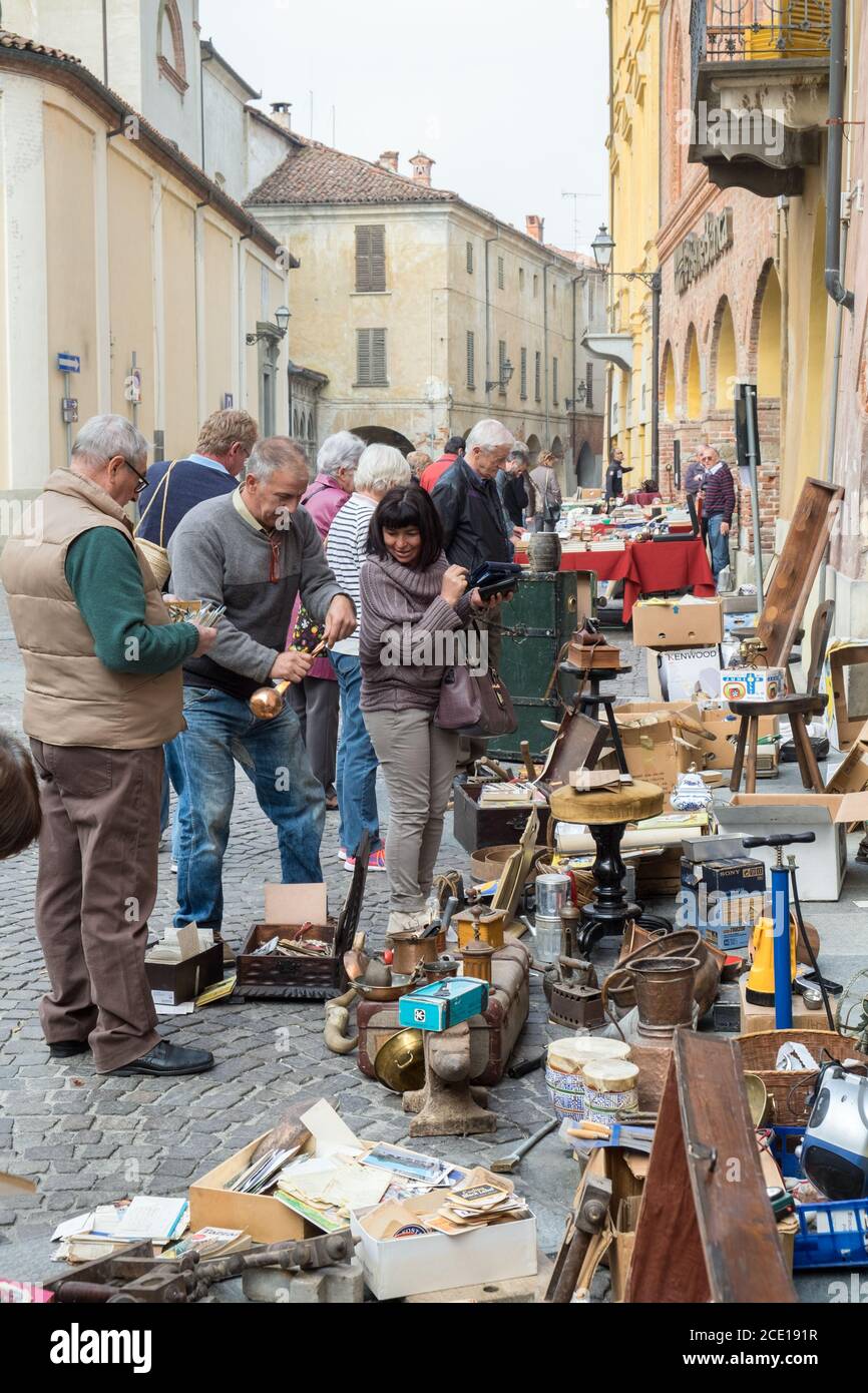 Antigüedades y mercado coleccionable en la pequeña ciudad de Bene Vagienna, Cuneo, Italia Foto de stock
