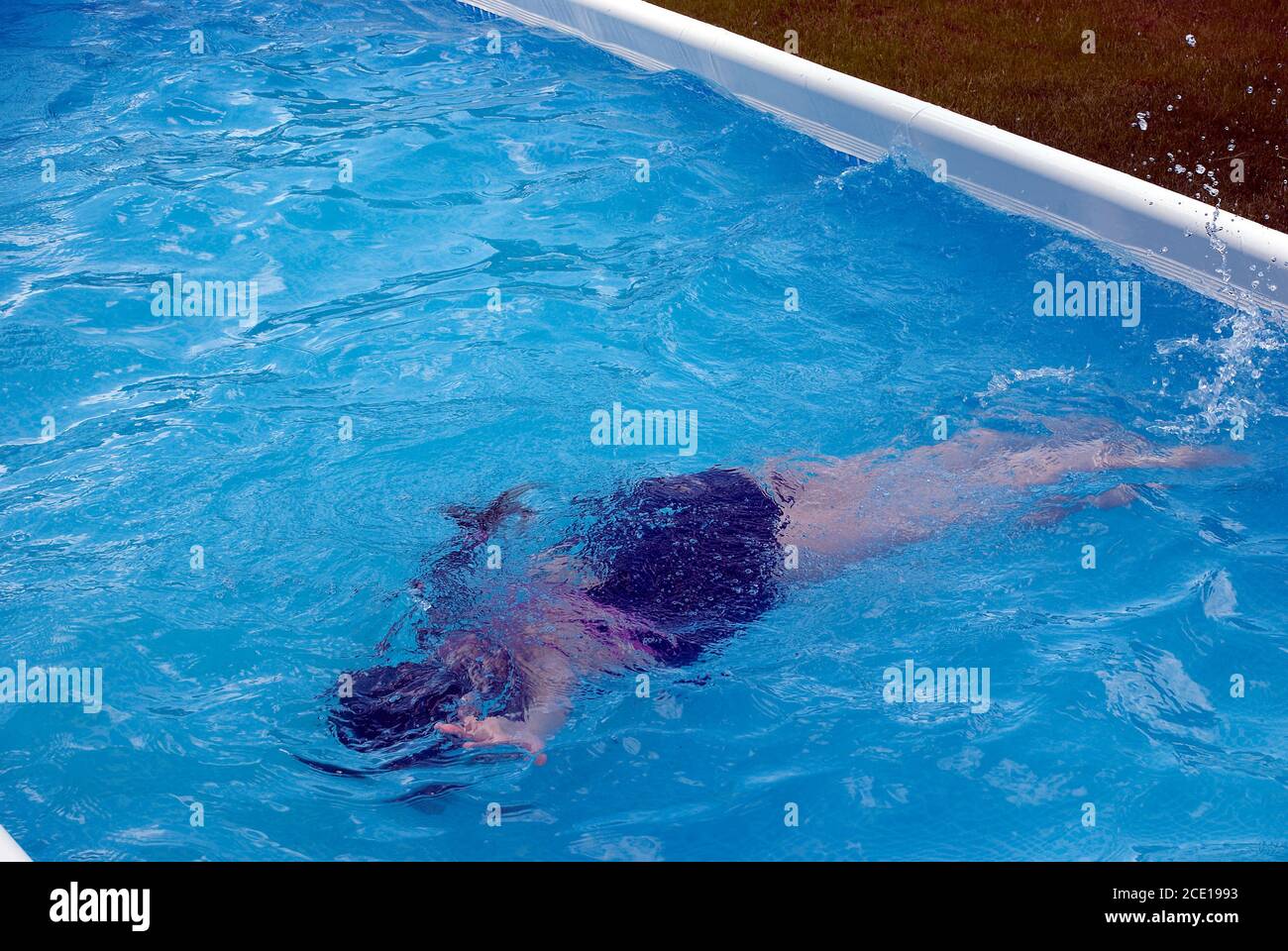niños buceando en la piscina Foto de stock