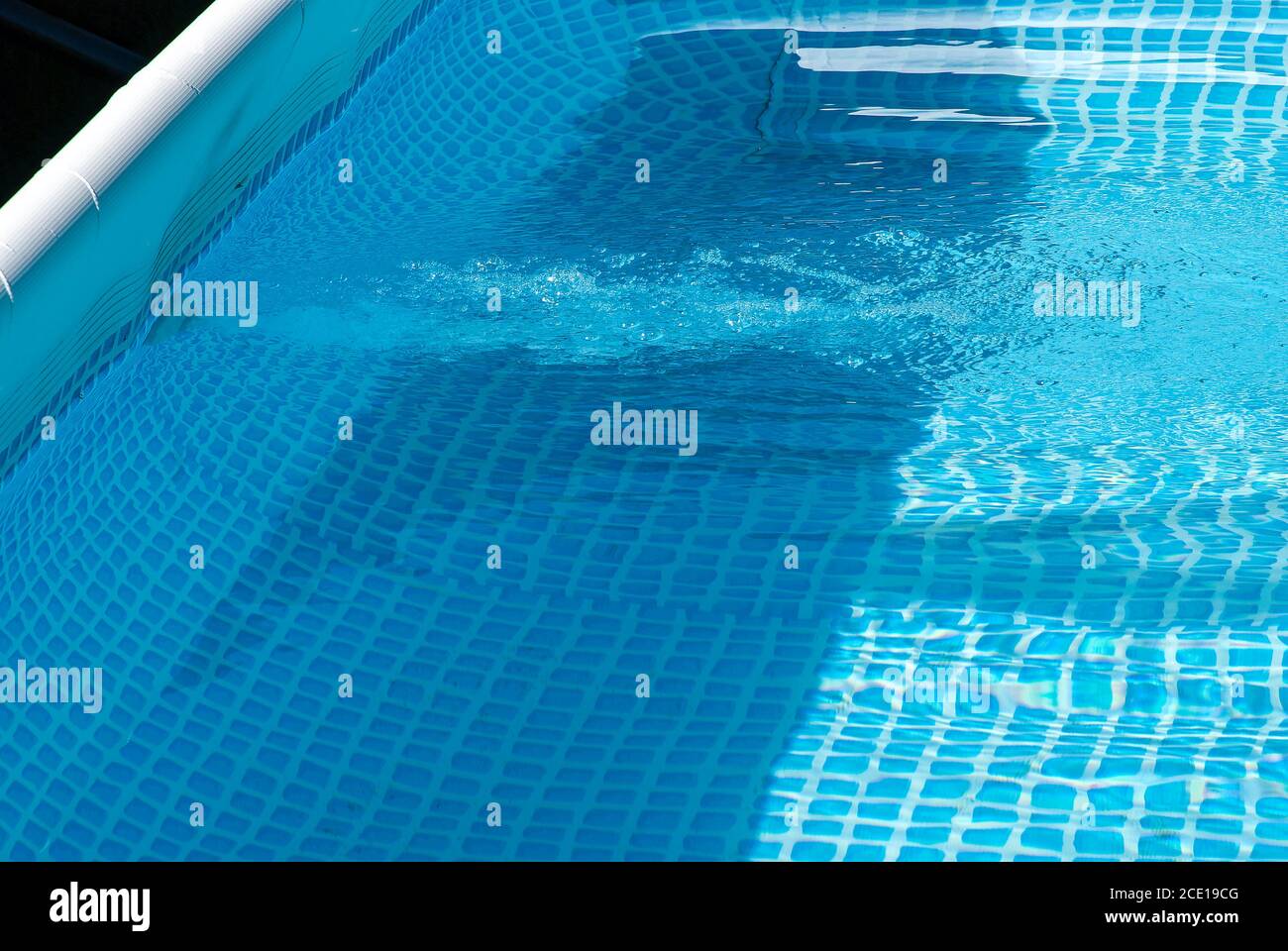 filtrando el agua en la piscina - piscina de jardín con agua clara y transparente Foto de stock