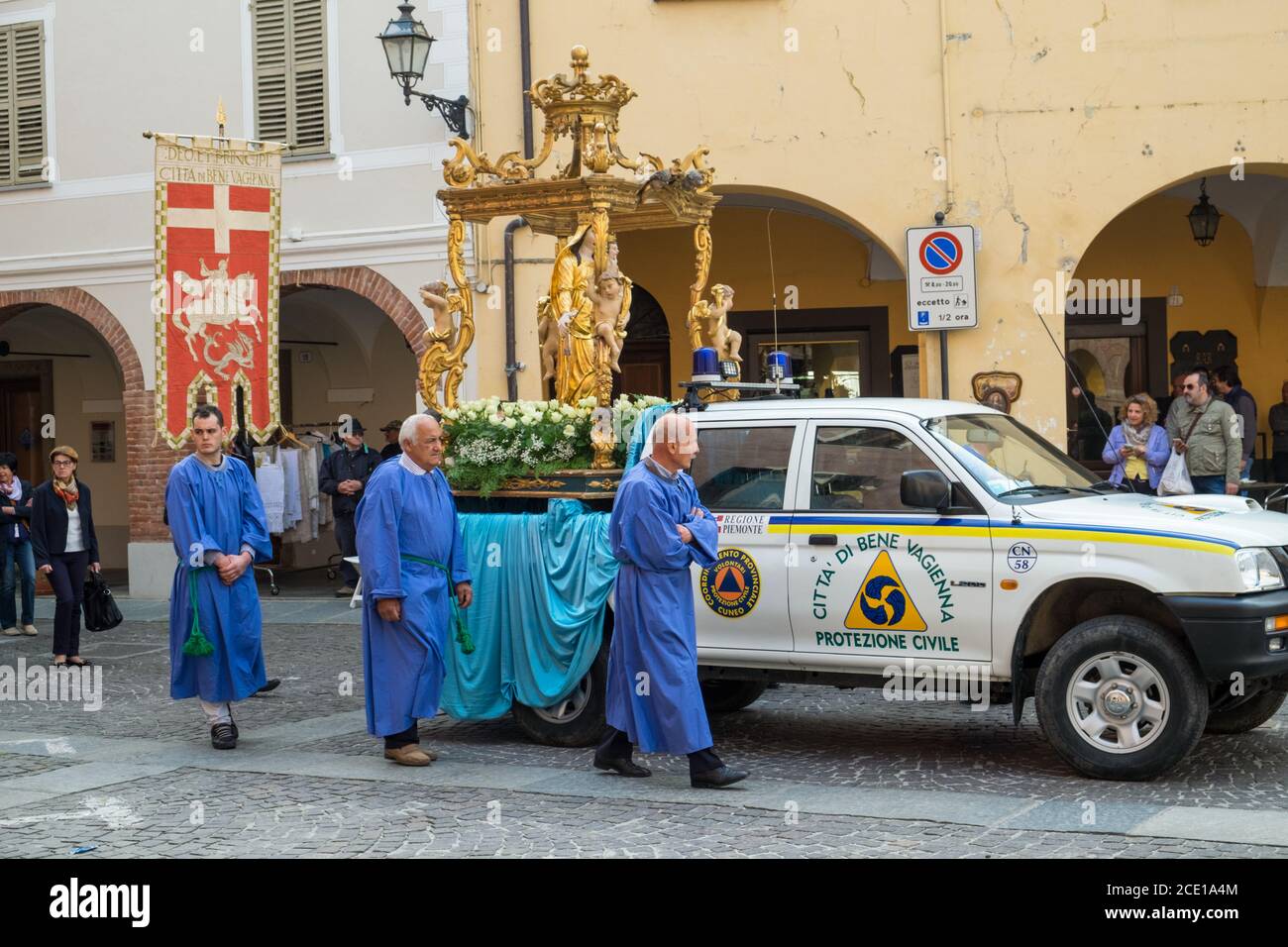 Procesión religiosa católica en el pequeño pueblo de Bene Vagienna, Cuneo, Italia Foto de stock