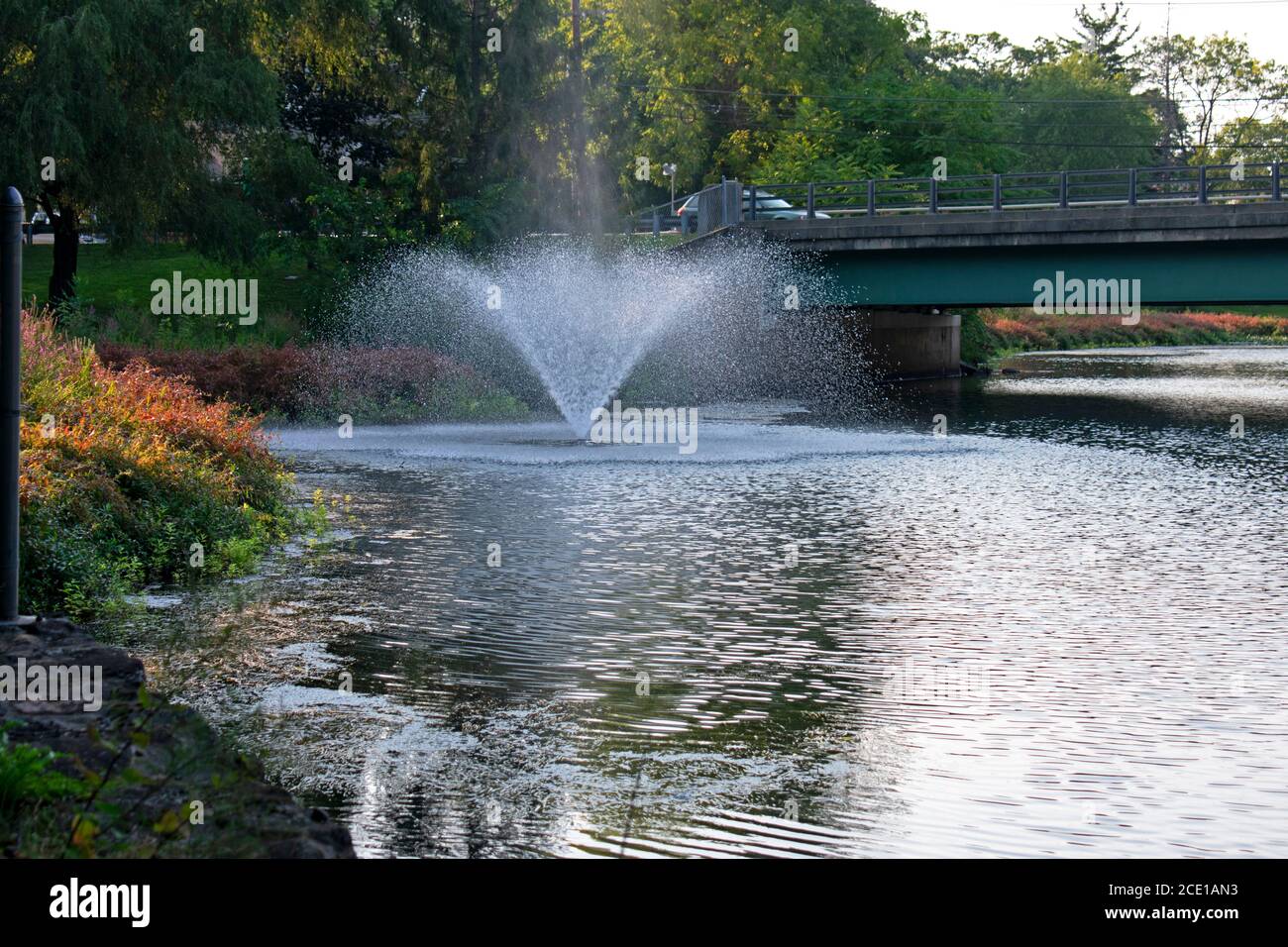 Bonita fuente de agua en Grace Lord Park en Boonton, Nueva Jersey, Estados Unidos. -01 Foto de stock