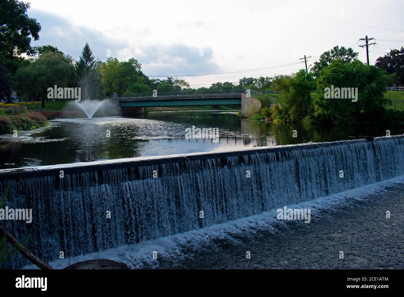 Bonita fuente de agua en Grace Lord Park en Boonton, Nueva Jersey, Estados Unidos. -02 Foto de stock