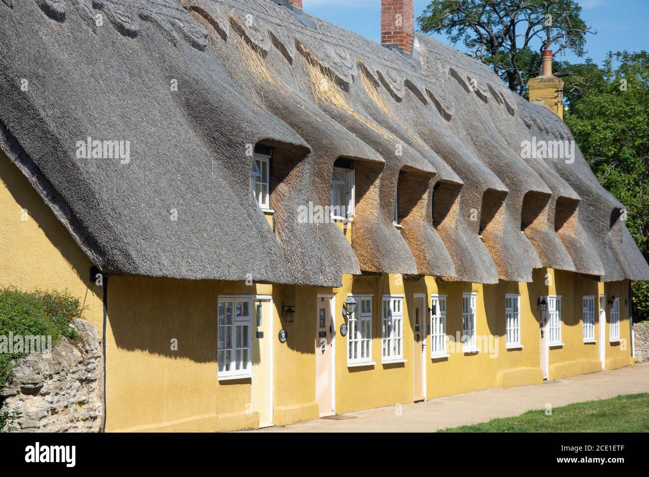 Casas de madera con techo de paja, Main Road, Biddenham, Bedfordshire, Inglaterra, Reino Unido Foto de stock
