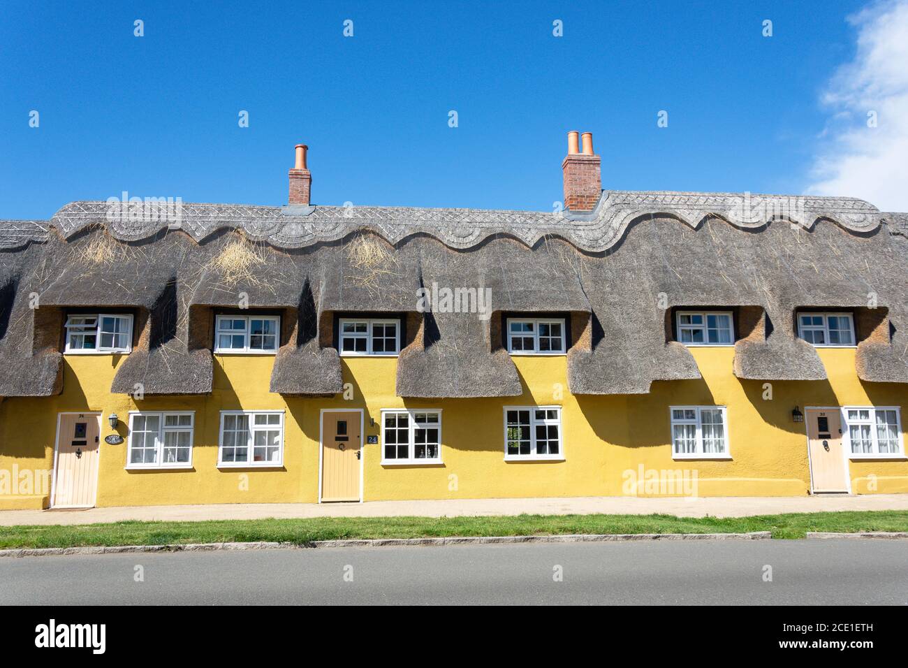 Casas de madera con techo de paja, Main Road, Biddenham, Bedfordshire, Inglaterra, Reino Unido Foto de stock