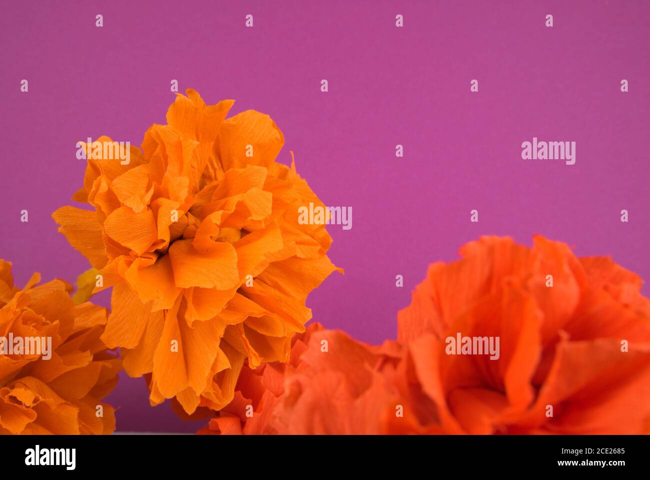 Flores de color naranja hechas de papel crepé, utilizadas en la festividad  de dia de los muertos en América Latina Fotografía de stock - Alamy