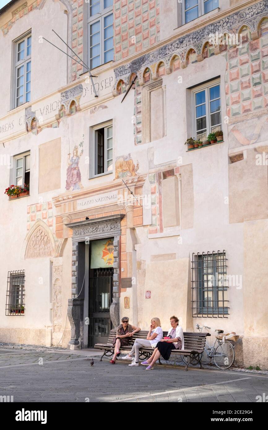 Gente y edificios antiguos en el casco antiguo de Finalborgo, Finale Ligure, Liguria, Italia Foto de stock