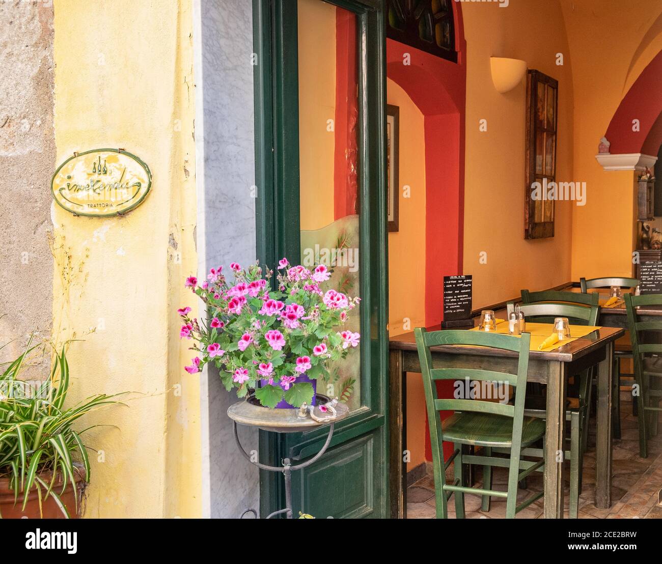 Trattoria (restaurante) en el casco antiguo de Finalborgo, Finale Ligure, Liguria, Italia Foto de stock