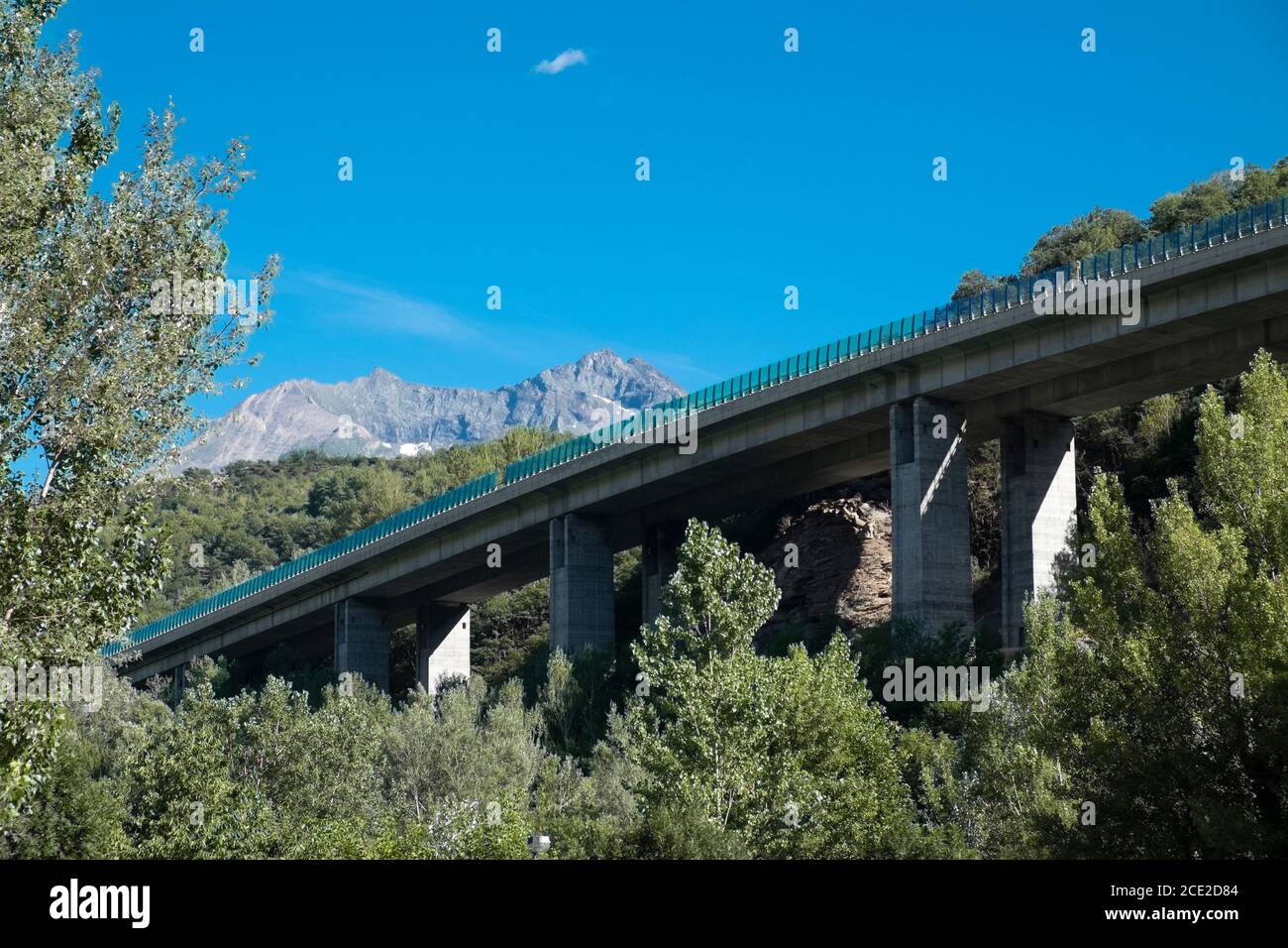 Autopista italiana sobre pilares de hormigón a través de los Alpes, Val Susa, Italia Foto de stock