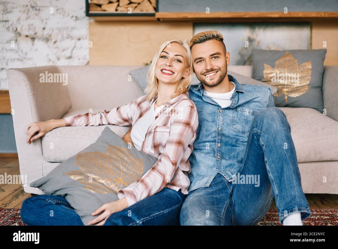 Joven feliz pareja retrato relajarse y abrazarse en casa Foto de stock