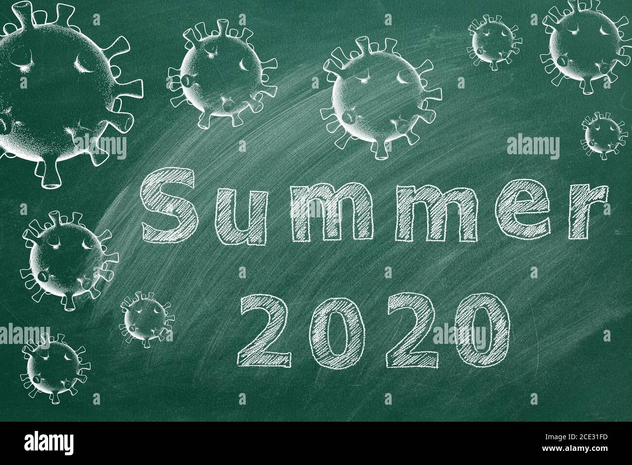 Dibujo manual del texto 'Summer 2020' en la pizarra verde. Concepto Covid-19. Foto de stock