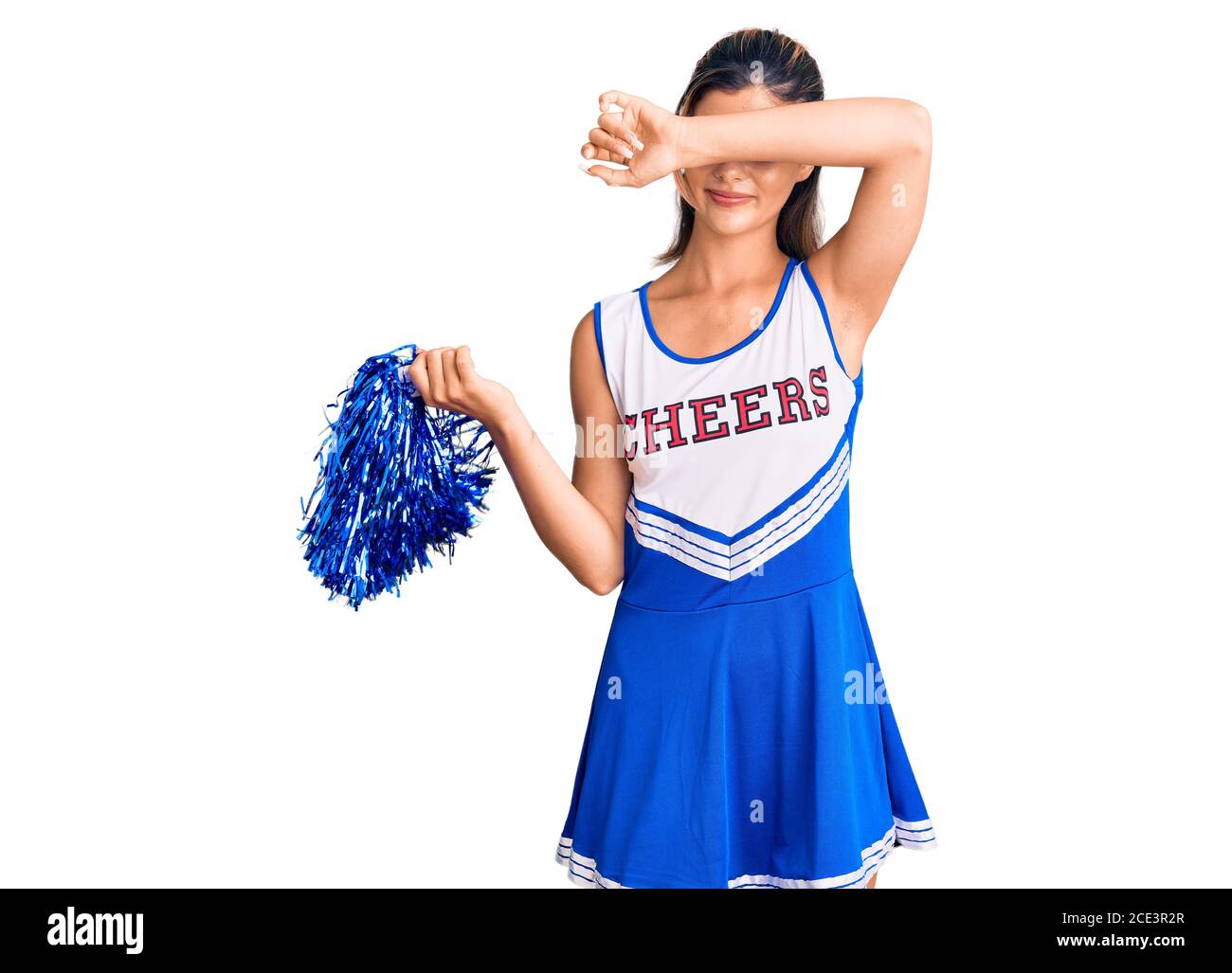 Joven hermosa mujer con uniforme de porristas sonriendo alegre jugando PEEK un tabú con manos mostrando cara. Sorprendido y salido Fotografía de stock - Alamy Joven hermosa mujer con uniforme de porristas sonriendo alegre jugando PEEK un tabú con manos mostrando cara. Sorprendido y salido Fotografía de stock - Alamy