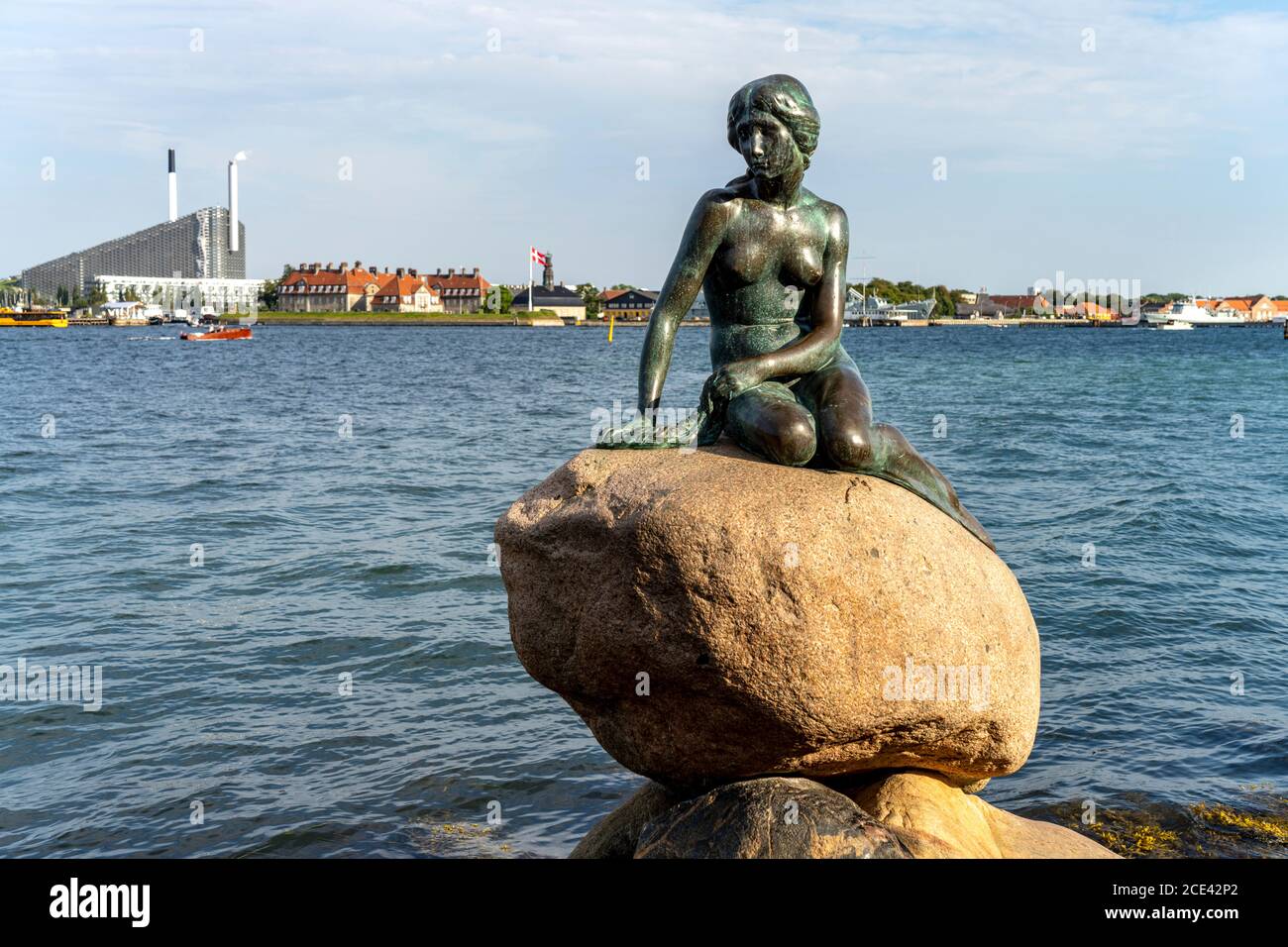 Die berühmte Bronzefigur Die Kleine Meerjungfrau - Den Lille Havfrue - an der Uferpromenade Langelinie, Kodenhagen, Dänemark, Europa | el famoso br Foto de stock