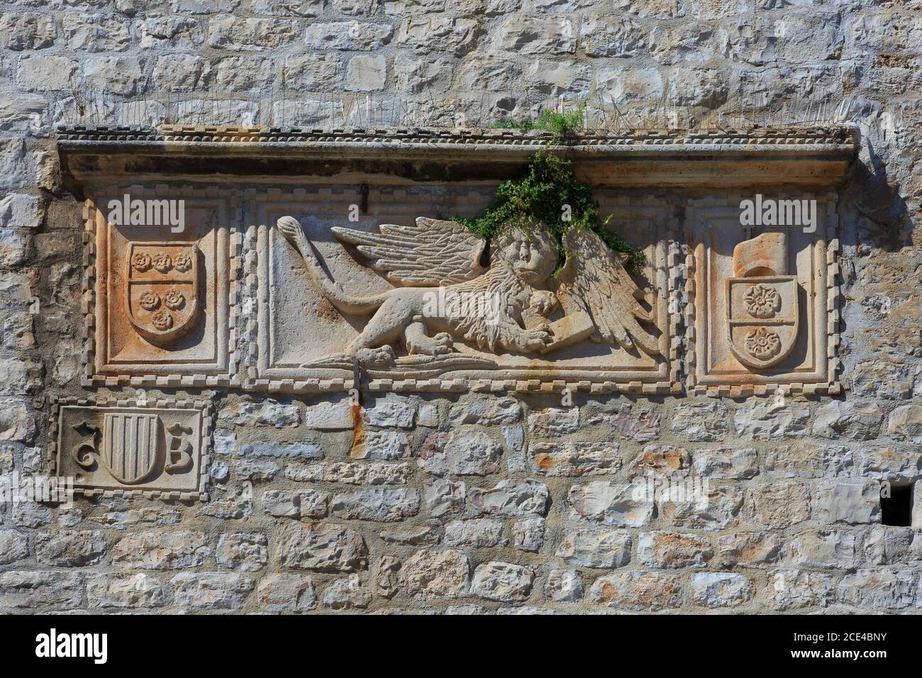 Cerca del león veneciano de San Marcos en la puerta de la ciudad en la pintoresca ciudad de Korcula (Dubrovnik-Neretva County), Croacia Foto de stock