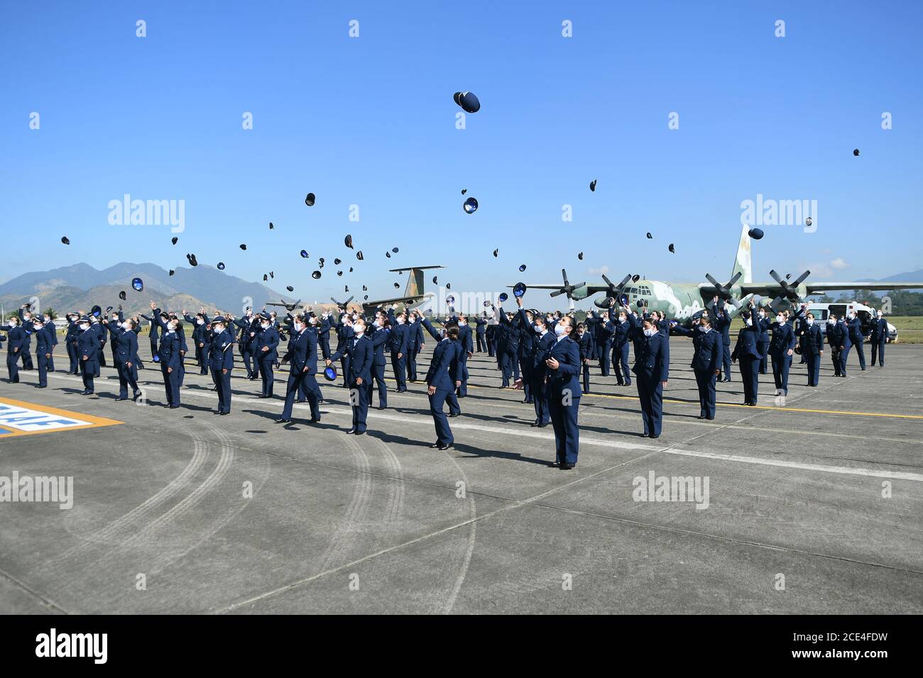 Río de Janeiro, Brasil, 6 de agosto de 2020. Clase de oficiales de Salud de la Fuerza Aérea Brasileña en tiempos de pandemia de coronavirus celebran la graduación en campo do Foto de stock