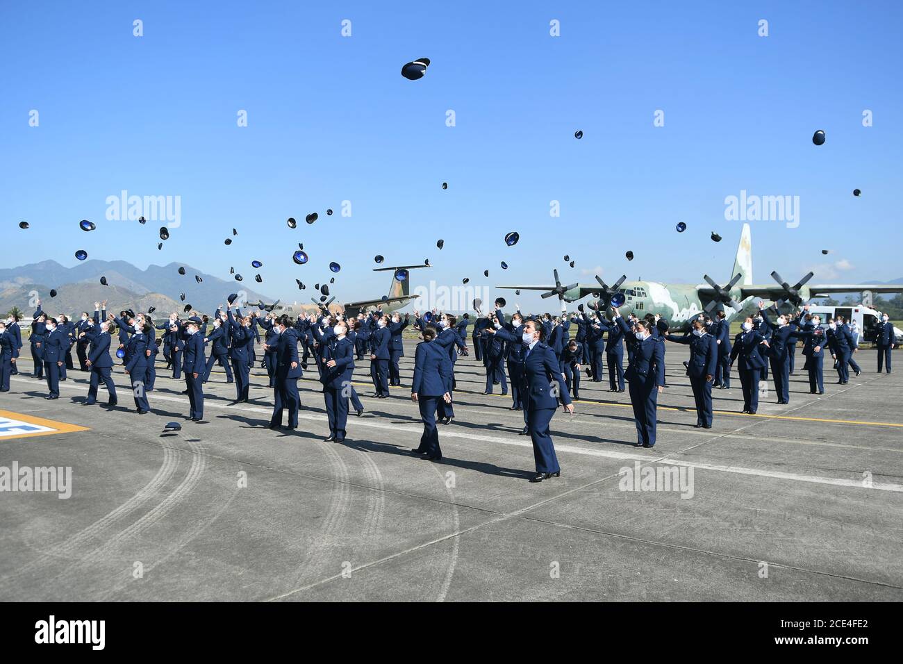 Río de Janeiro, Brasil, 6 de agosto de 2020. Clase de oficiales de Salud de la Fuerza Aérea Brasileña en tiempos de pandemia de coronavirus celebran la graduación en campo do Foto de stock