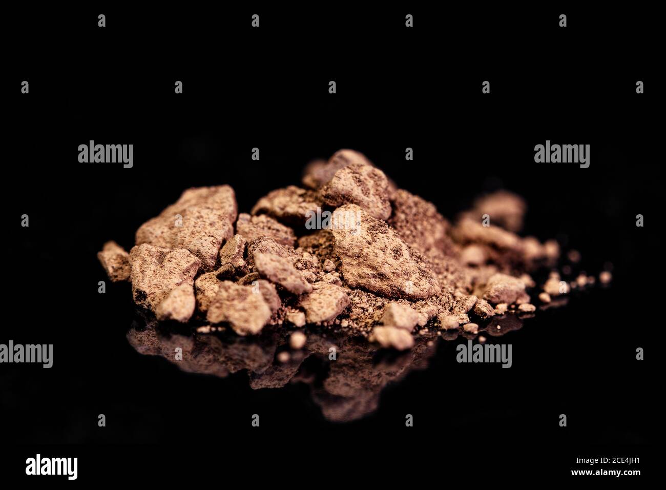 Mineral de bauxita, rocas crudas sobre fondo negro, minería y geología, mineralogía Foto de stock