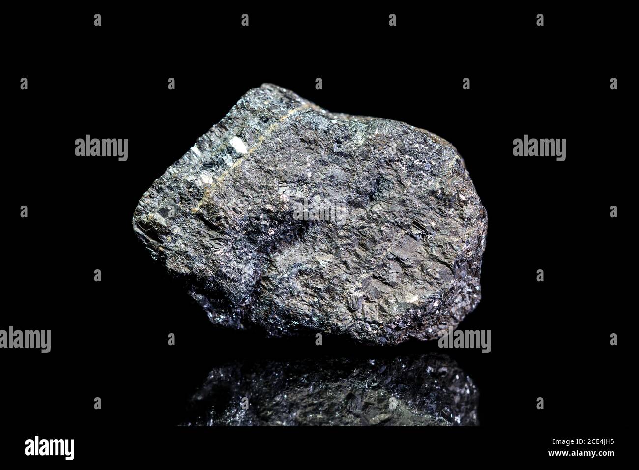 Bleiglanz, galena o mineral galenita, roca cruda sobre fondo negro, minería y geología, mineralogía Foto de stock