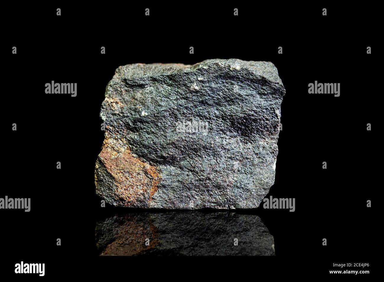 Mineral de Chamosita, roca cruda sobre fondo negro, minería y geología, mineralogía Foto de stock