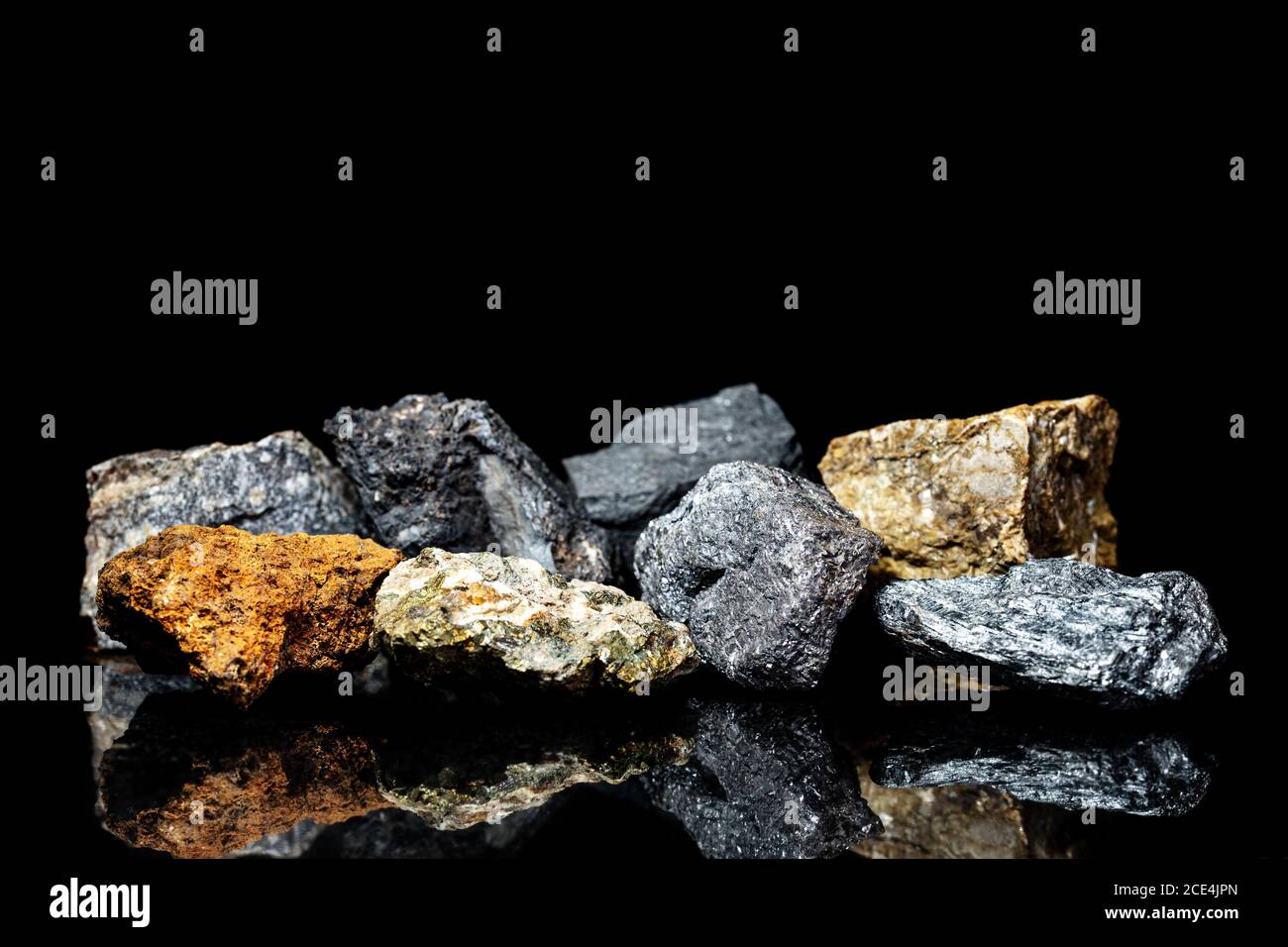 Varias piedras preciosas o rocas de mineral crudo sobre fondo negro, minería y geología, mineralogía Foto de stock