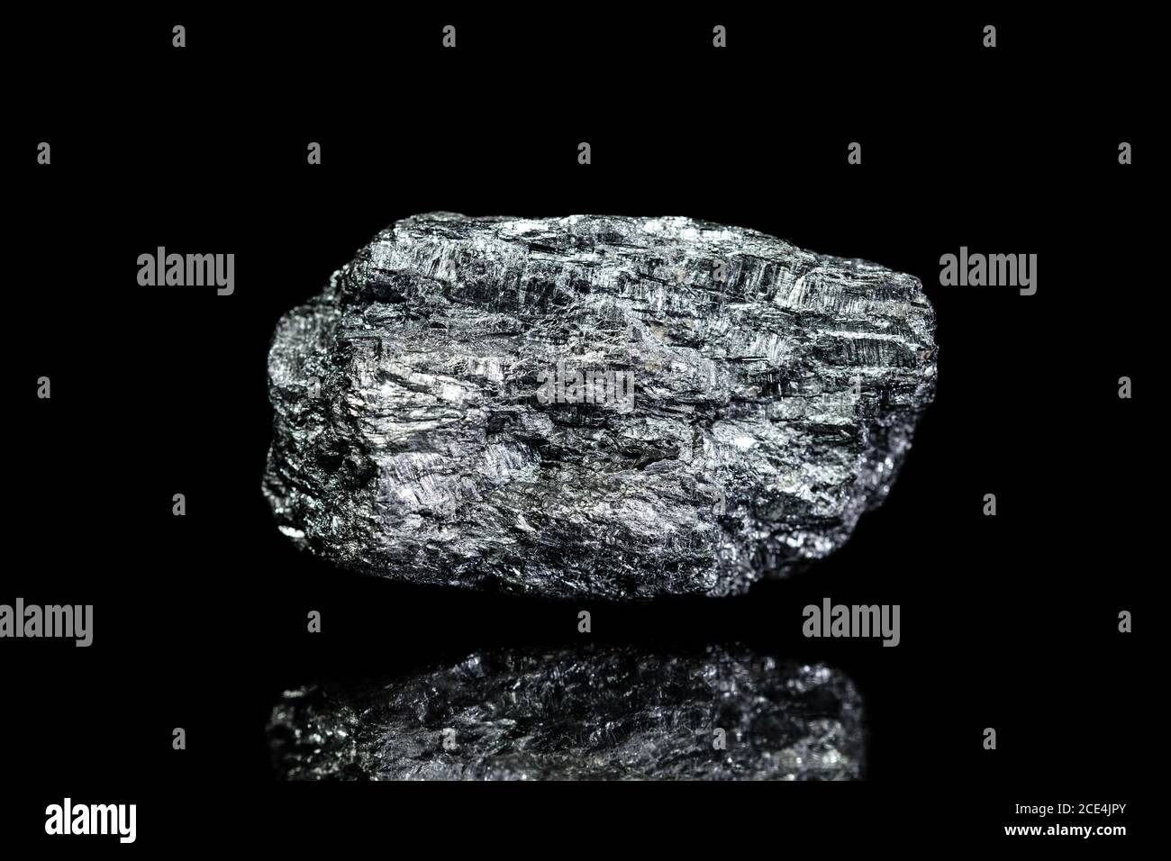 Mineral de manganeso, roca cruda sobre fondo negro, minería y geología, mineralogía Foto de stock