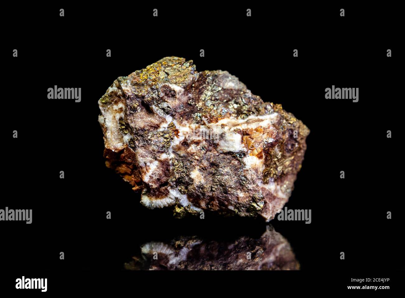 Mineral de cobre de calcopirita, roca cruda sobre fondo negro, minería y geología, mineralogía Foto de stock