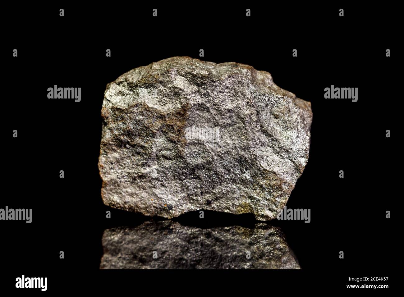 Mineral de pirita de hierro, roca cruda sobre fondo negro, minería y geología, mineralogía Foto de stock