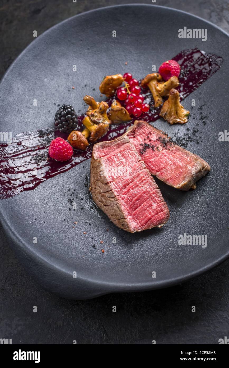 Filete de ternera frita y seca chateaubriand filete de medallón natural con  chanterilas Fotografía de stock - Alamy