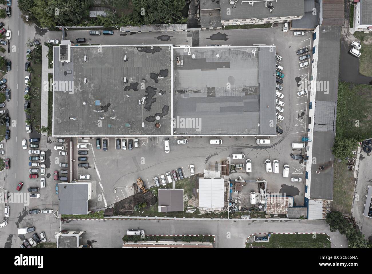 zona industrial a las afueras de la ciudad. vista aérea de los edificios almacén o garaje. Foto de stock