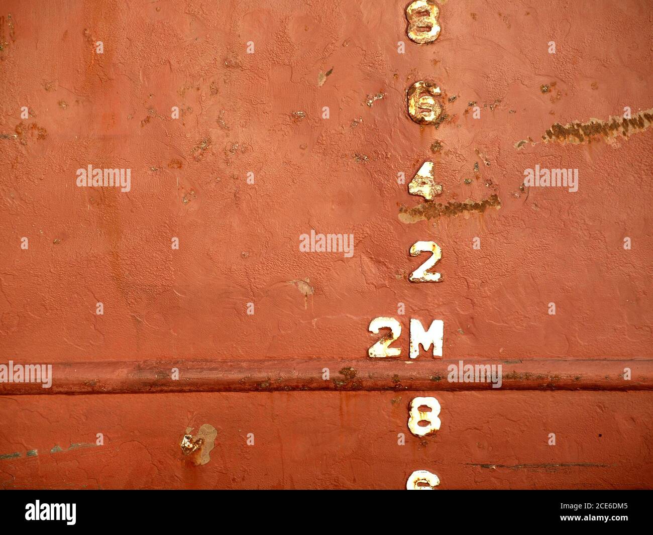 Vista de primer plano de la línea de flotación de un buque de carga anclado en el puerto Foto de stock