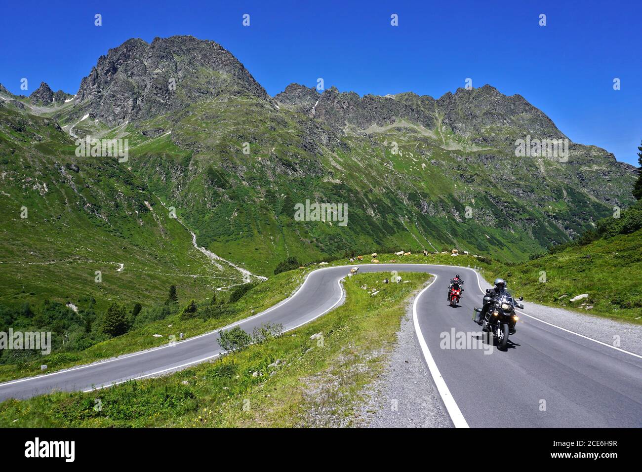 Motocicletas en la carretera alta alpina de Silvretta, Austria, europa Foto de stock