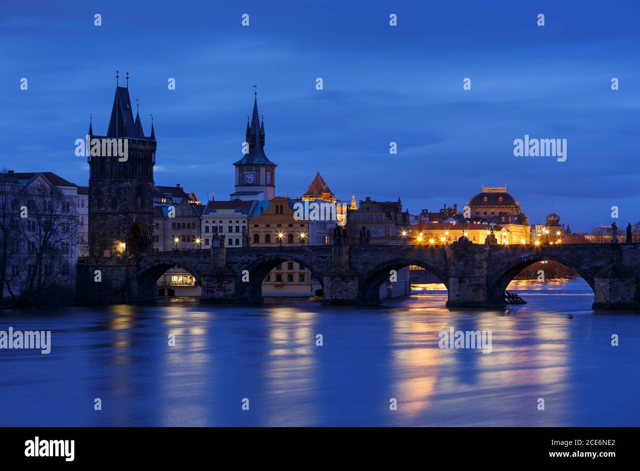 Por la mañana vista del Puente de Carlos y la ciudad vieja Torre del Puente sobre el río Vltava, Praga. Foto de stock