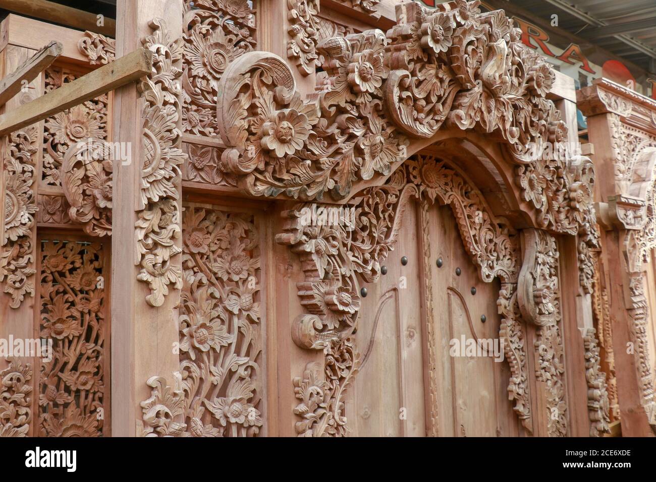 Imagen de primer plano de puertas antiguas talladas y marcos de puertas.  Arte tradicional de talladores balineses. Productos acabados listos para la  venta Fotografía de stock - Alamy