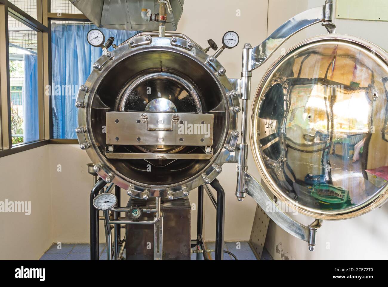 Autoclave negro de primer plano, orificio de autoclave, máquina de