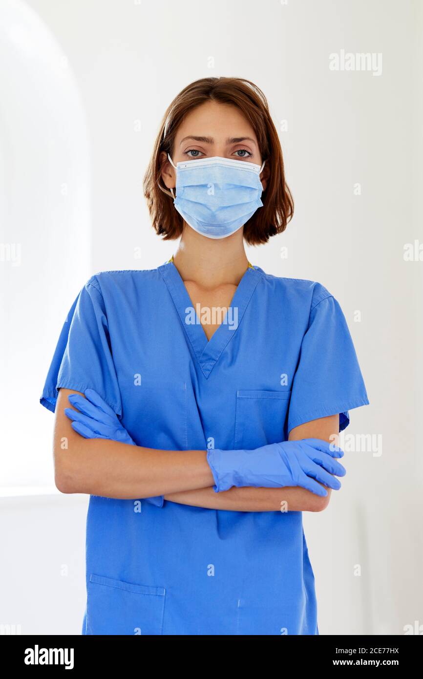 Retrato de una enfermera que lleva PPE Foto de stock