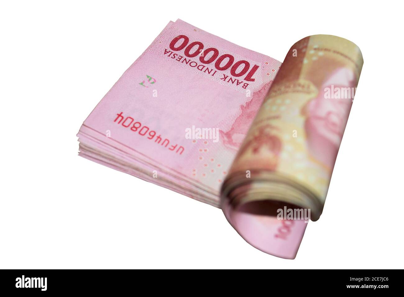 El dinero indonesio se acumula sobre un fondo aislado Foto de stock