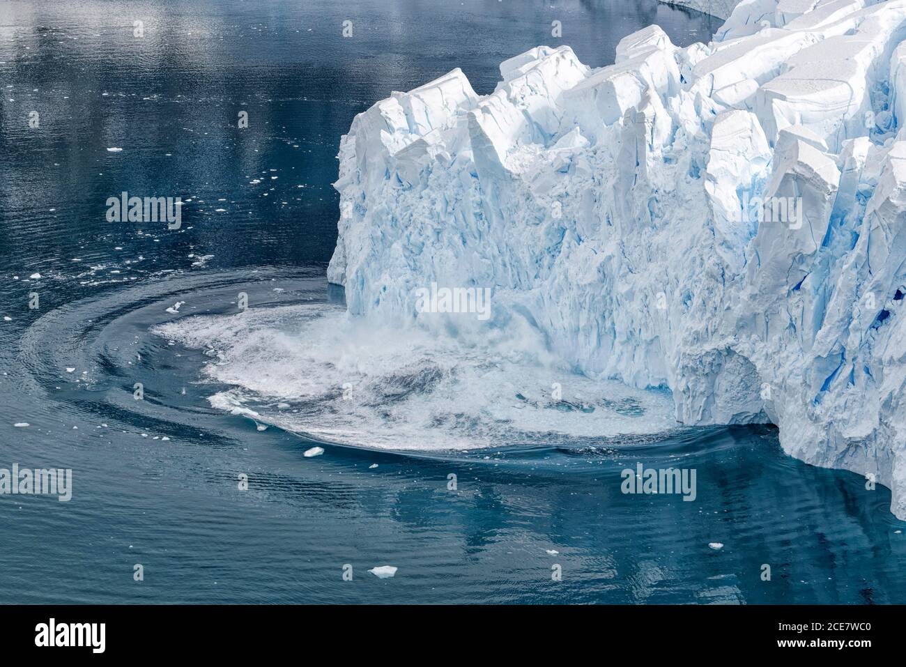 Glaciar calving en el mar, puerto de Neko, tierra de Graham, península antártica, Antártida occidental Foto de stock
