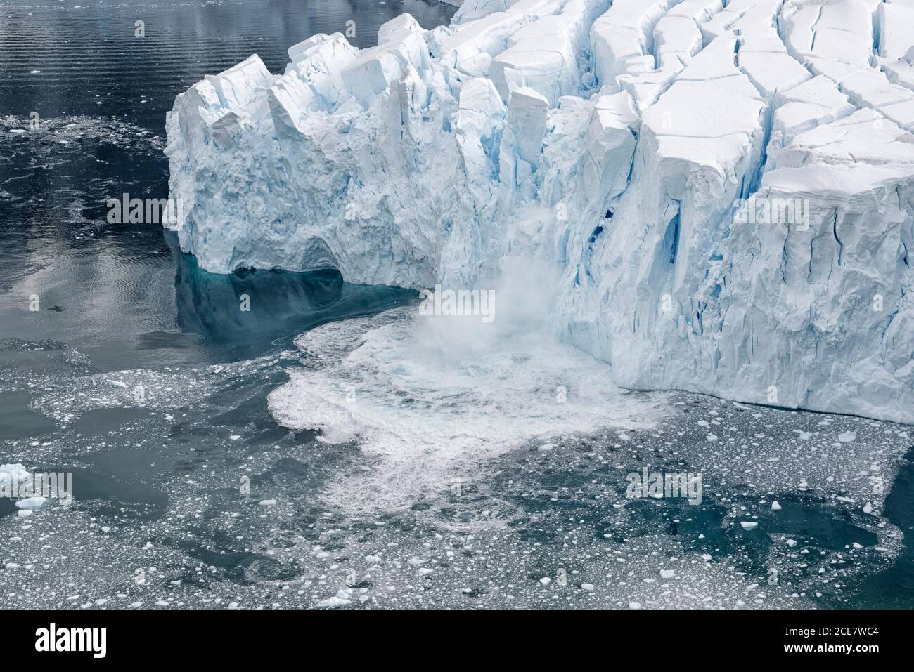 Glaciar calving al mar, puerto de Neko, tierra de Graham, península antártica, Antártida occidental Foto de stock