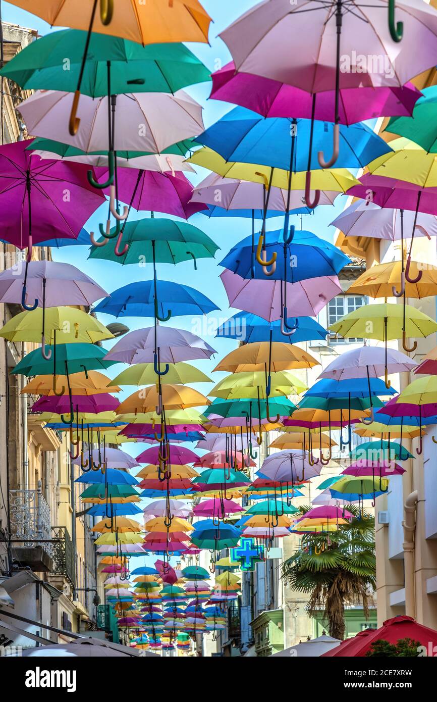 Coloridos paraguas cubren una calle comercial en Carcassonne, Aude,  Occitanie, Francia Fotografía de stock - Alamy