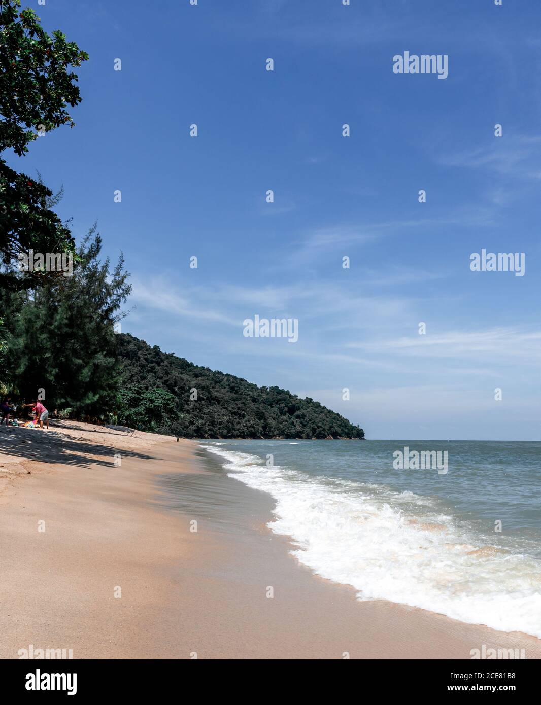 Pantai Pasir Panjang (Long Sand Beach) en un día soleado en la isla de Penang, Malasia Foto de stock