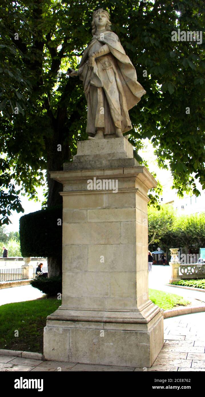 Estatua de piedra de una mujer en un zócalo en el Final del Paseo del Epsolón Burgos Castilla y León España Foto de stock