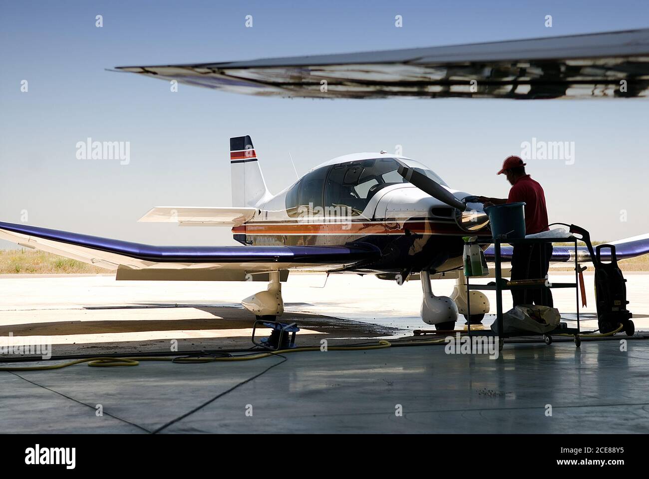 Limpieza de aviones fotografías e imágenes de alta resolución - Alamy