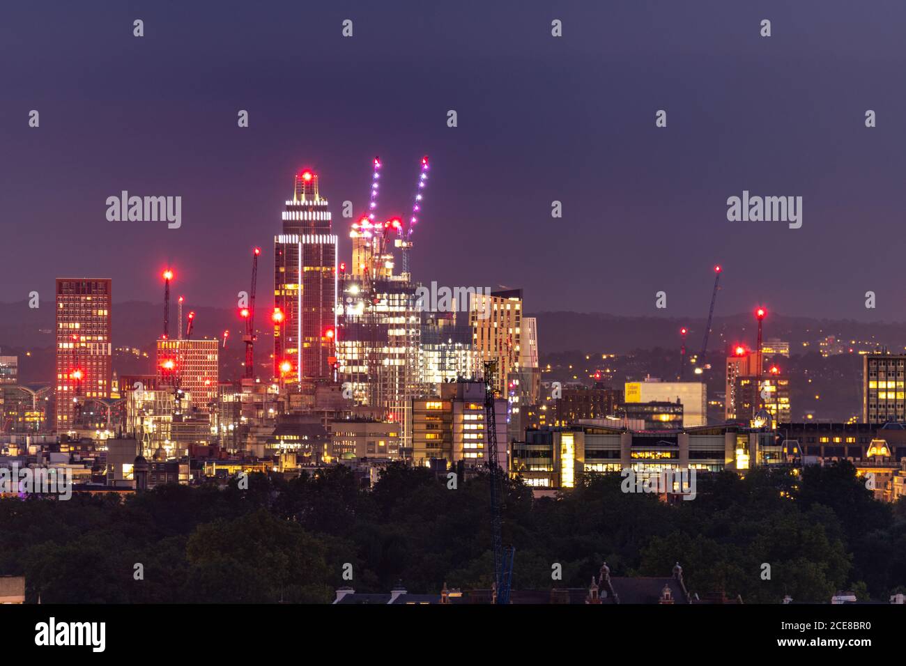 London Skyline por la noche desde Parliament Hill, Hampstead Foto de stock