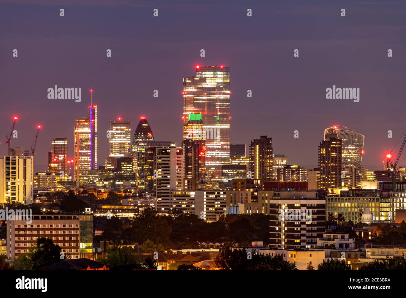 London Skyline por la noche desde Parliament Hill, Hampstead Foto de stock