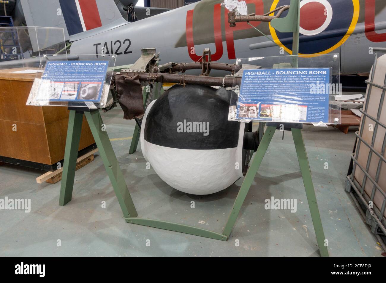 Un "Highball" que rebotaba bomba se exhibió en el Museo de Havilland, London Colney, Reino Unido Foto de stock