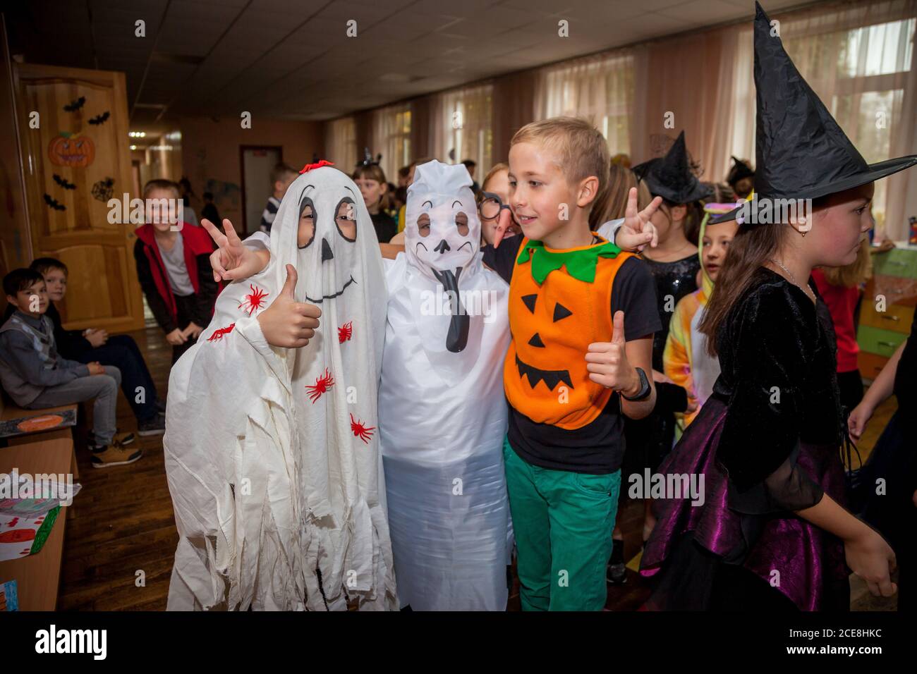 Ucrania, Kiev - 25 de octubre de 2019: Los niños adolescentes celebran  Halloween en la escuela. Fiesta de disfraces. Estudiantes de secundaria con  trajes de bruja de miedo. Chicos Fotografía de stock - Alamy
