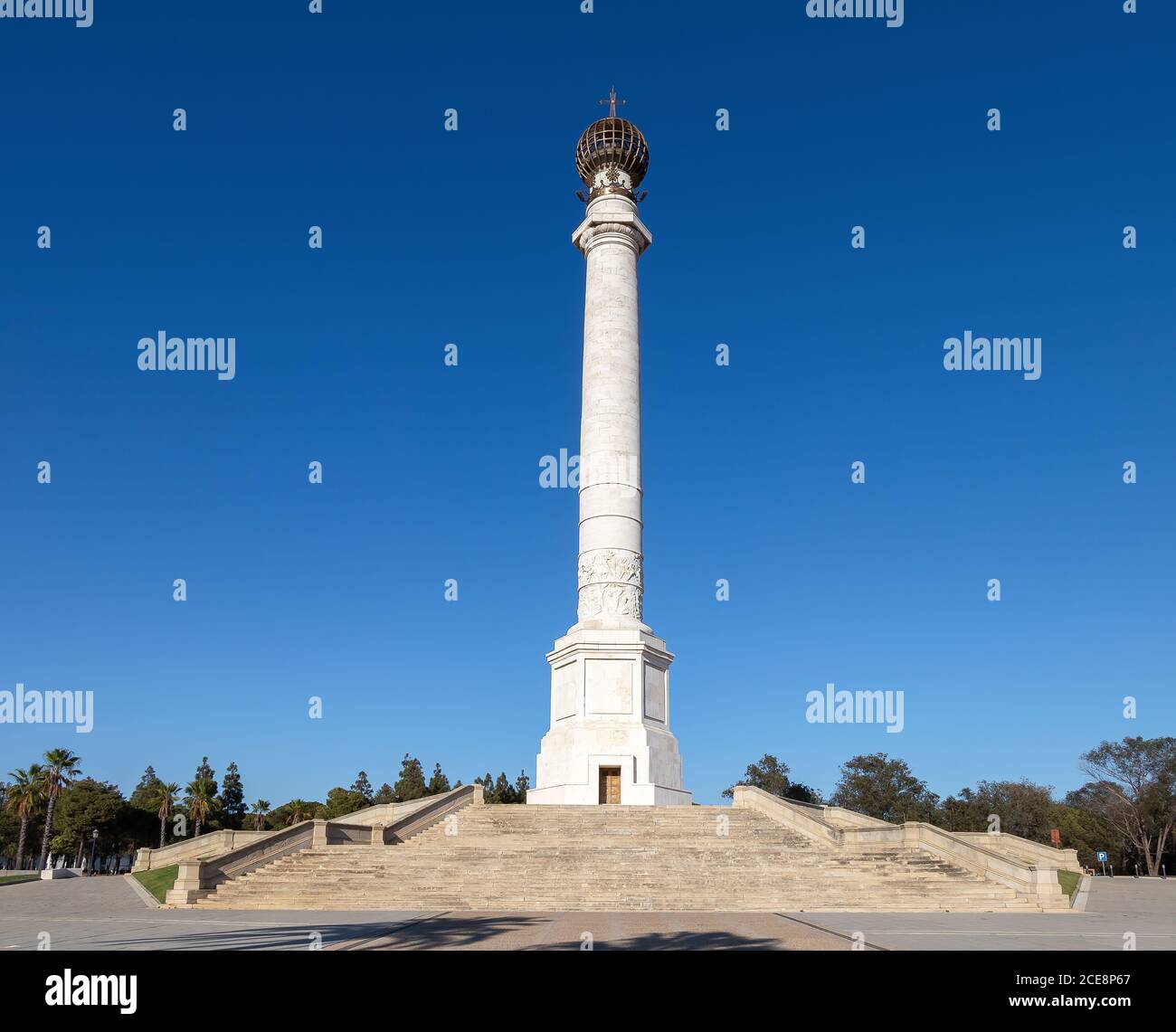 El Monumento a los descubridores, también conocido como Columna del IV Centenario, es un ejemplar de arte público en la ciudad española de Palos de la Frontera, ded Foto de stock
