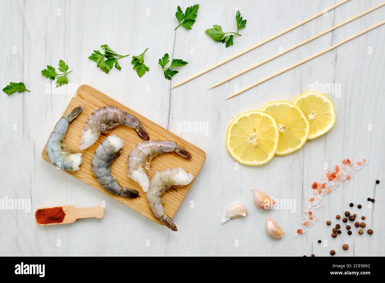 Vista superior de la composición con gambas frescas crudas con especias y hierbas Foto de stock