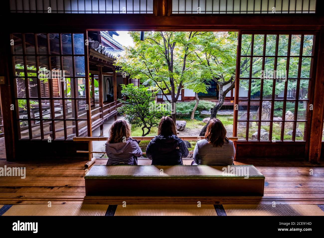 Tres mujeres meditan en el templo de Kenninji. Foto de stock